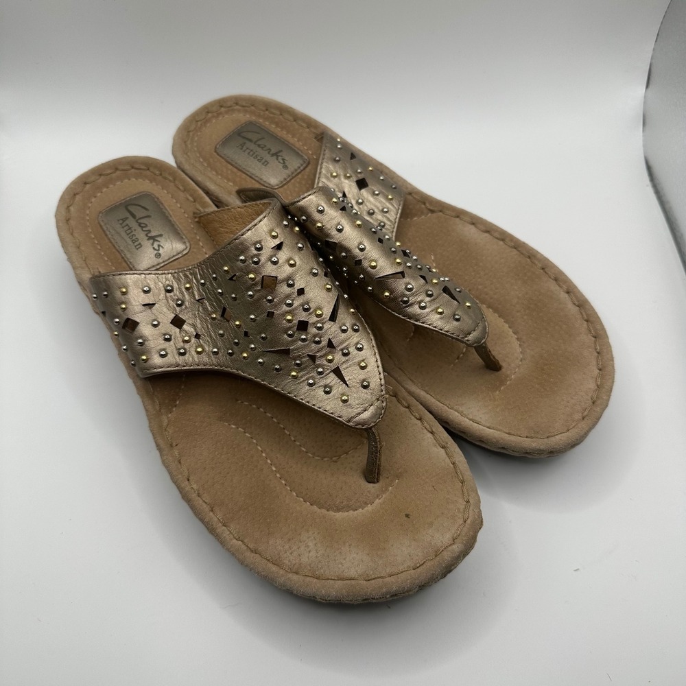 Clarks Artisan Gold Leather Thong Sandals Studded Detail Size 8.5M - Picture 2 of 5